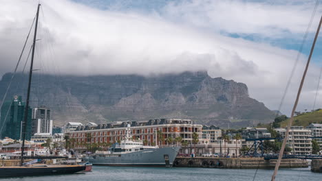 Kapstadt-Hafen-Gegen-Tafelberg-Mit-Wolken,-Die-An-Der-Spitze-Rollen