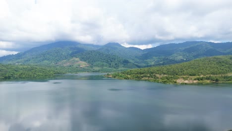 Enorme-Presa-De-Depósito-De-Agua-Con-Fondo-Montañoso,-Transición-Energética-Energía-Renovable