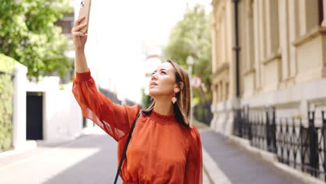 Malo,-Señal-Y-Llamada-Telefónica-De-Una-Mujer-Asiática-Caminando.