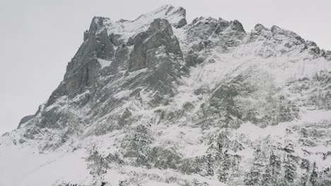 無人機從空中拍攝雪地覆蓋的格林德爾瓦爾德山 (grindelwald) 和愛格爾山 (eiger) 在瑞士美麗的山地景觀中