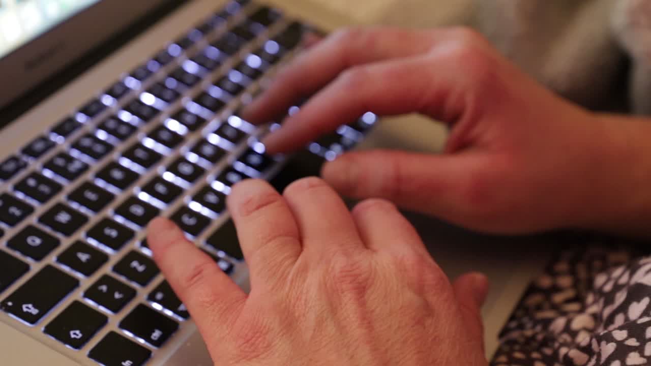 escribir cartas en la computadora portátil