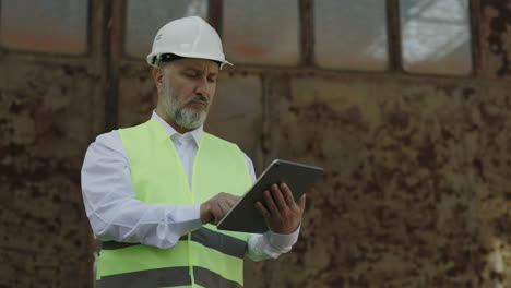 ingeniero usando una tableta en el sitio de construcción
