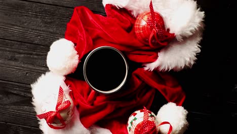 taza de café con gorros navideños alrededor