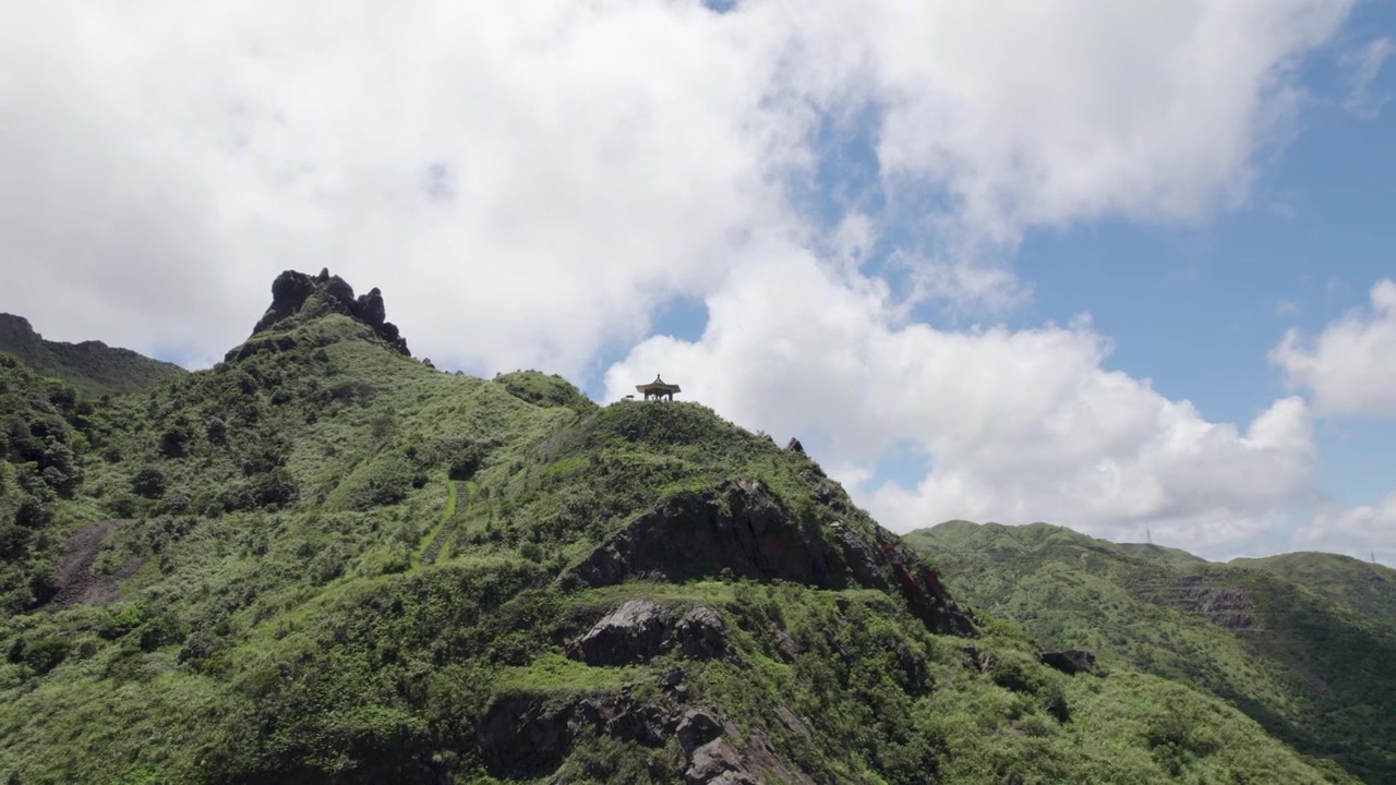 Veduta aerea del Monte Teapot nel distretto di Ruifang, Taiwan, incentrata su un padiglione tradizionale asiatico con le scogliere della montagna sullo sfondo. Una famosa destinazione escursionistica sulla costa orientale di Taiwan