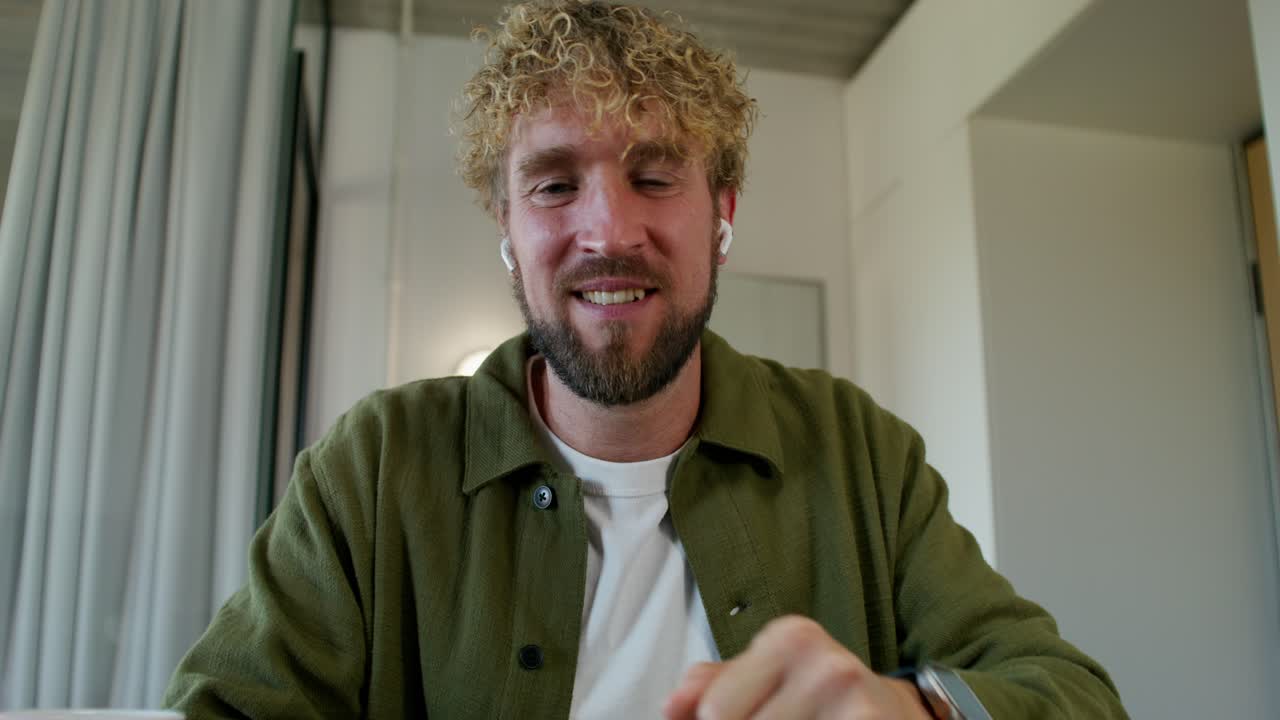 비디오 통화에서 남자