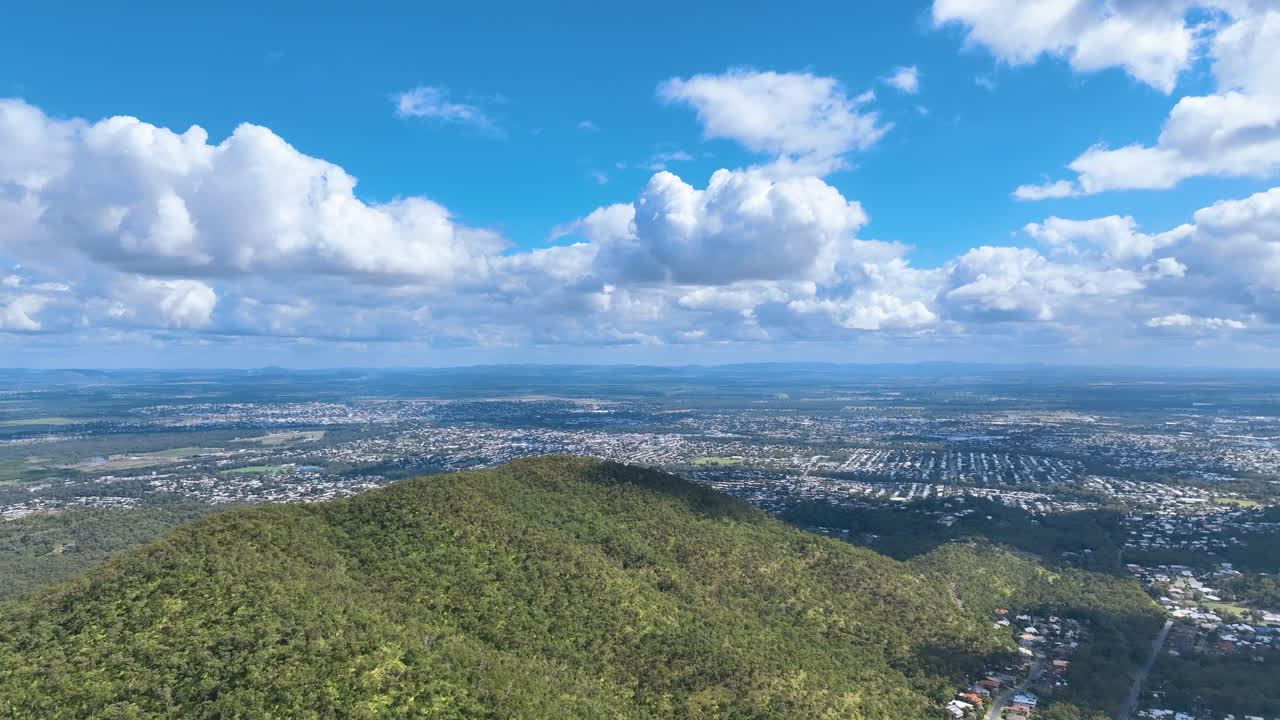 이 비행기는 마운트 아처 (mount archer) 에서 높은 고도에서 로크햄튼 (rockhampton) 의 프렌치빌 (frenchville), 베르서커 (berserker), 갈 (koongal) 및 노먼 가든 (norman gardens) 의 큰 교외 지역으로 향한다.