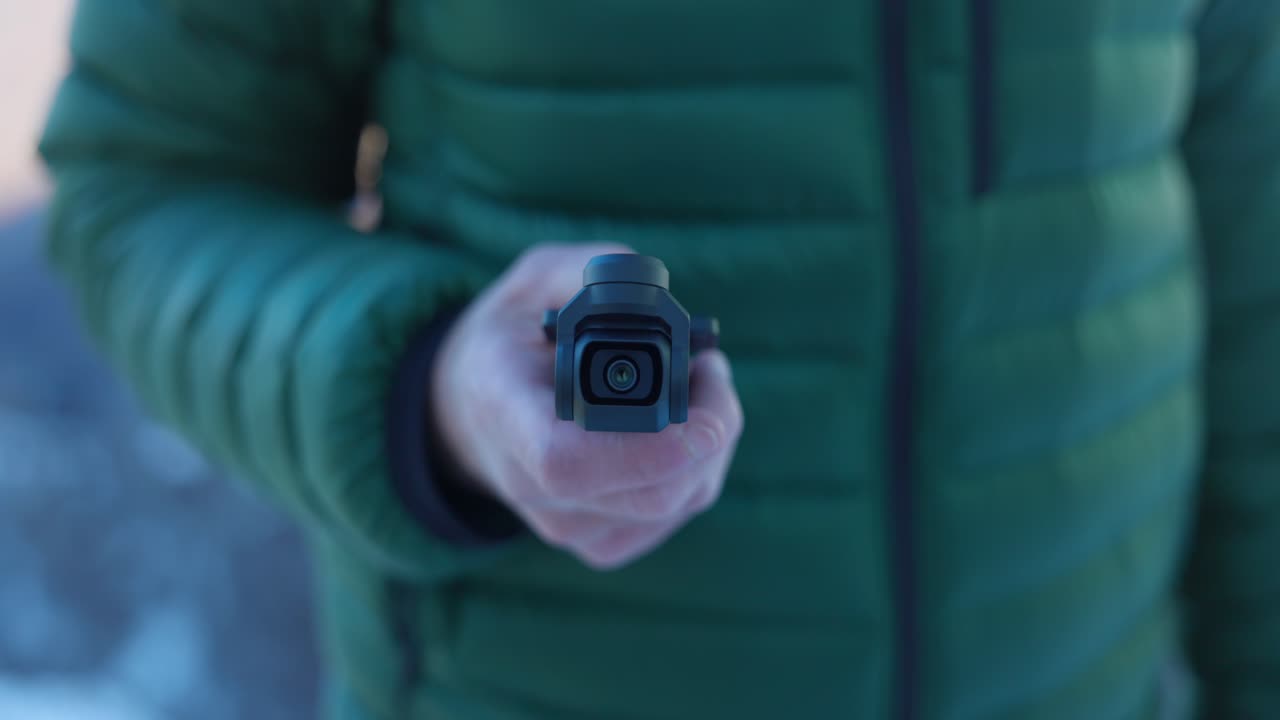 포켓 카메라 - 콘텐츠를 촬영하기 위해 컴트한 벌 카메라를 들고 있는 블로거