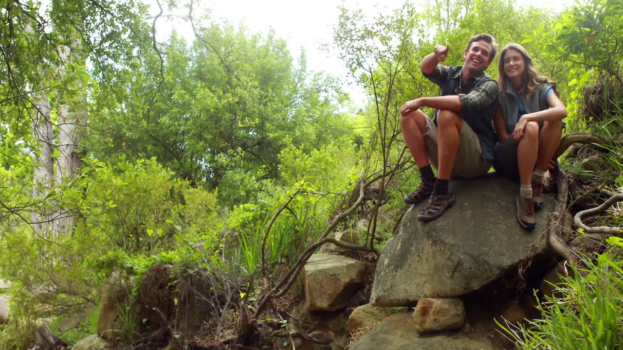 пара на скале, смотрящая в сторону