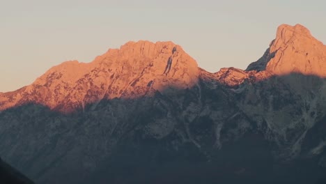 Cumbre-De-La-Montaña-En-Valbona-Caminando-Hacia-Theth-Al-Atardecer