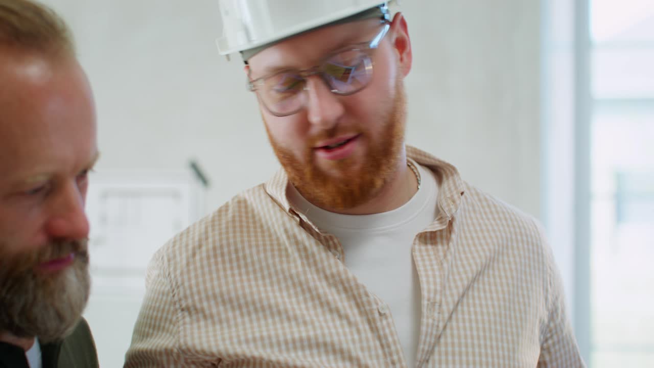 건설팀이 프로젝트 계획을 논의하고 있습니다.