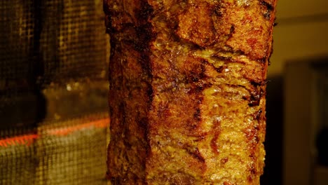 kebab tradicional turco de doner o kebab en una horquilla de metal