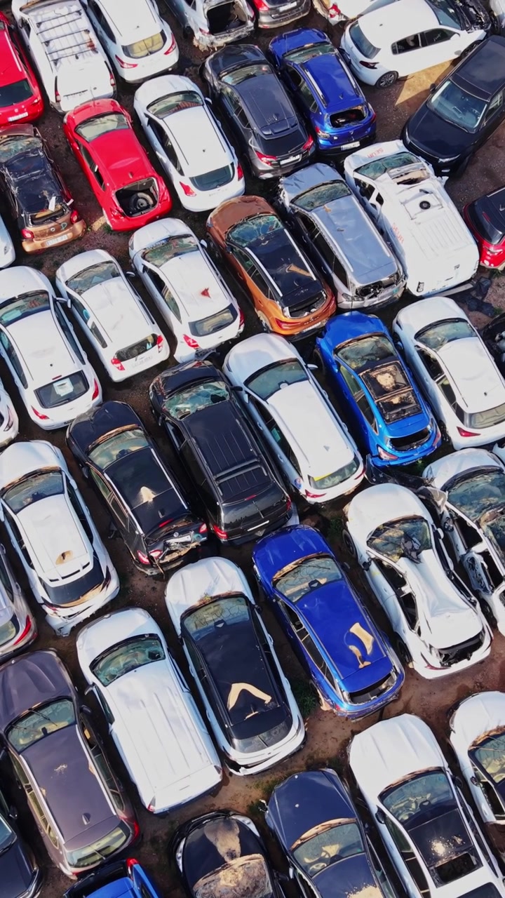 Vista aerea di auto colorate in uno sfasciacarrozze
