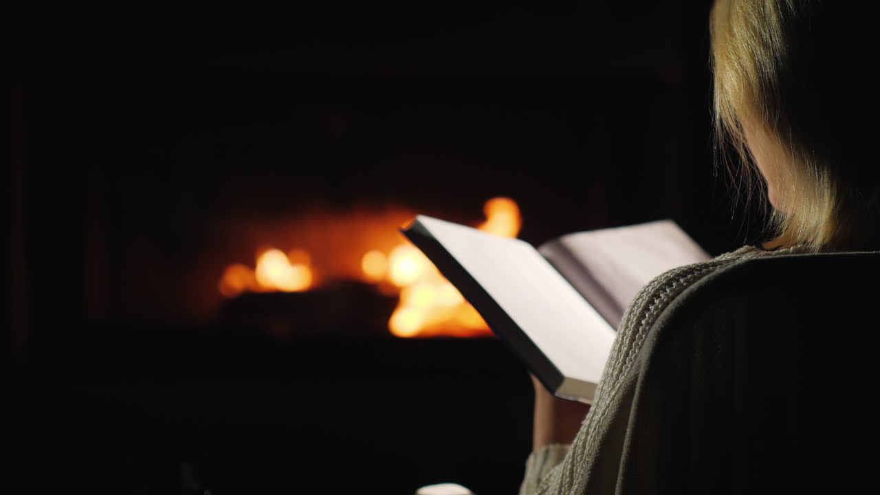 una tarde con un libro junto a la chimenea vista posterior