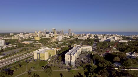 video de drones aéreos de 4k del horizonte frente al mar del centro de st