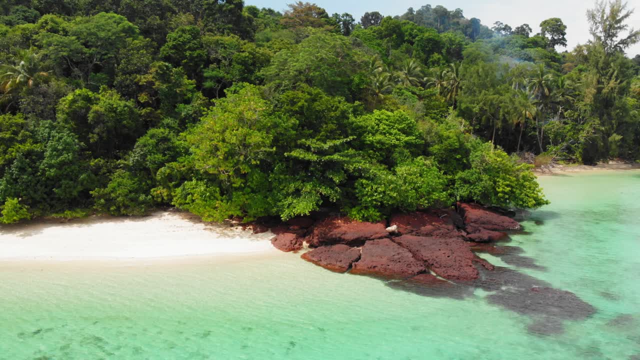 кох крадан, таиланд - великолепный пейзаж ярко-синего океана и кораллового рифа под водой с зелеными пышными деревьями и экзотическим белым песком - съемка с воздуха