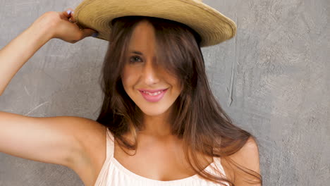mujer con sombrero de paja