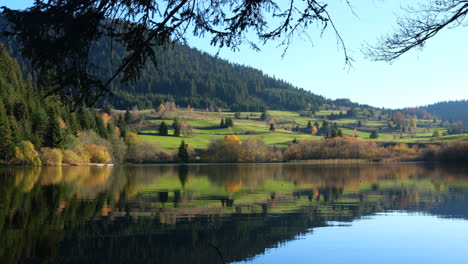 Lago-De-Montaña-Con-Superficie-De-Aguas-Tranquilas-En-El-Día-De-Otoño