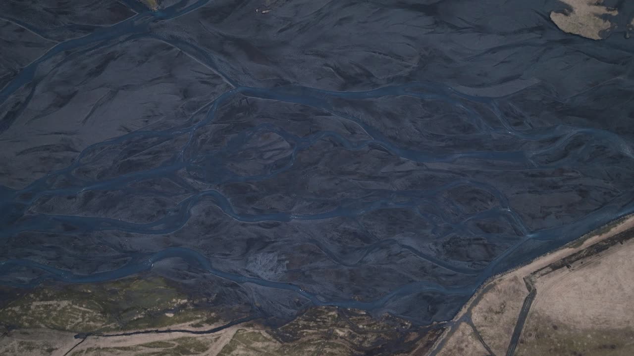 아이슬란드 의 검은 모래 위 에 있는 산 계곡 에서 내려오는 강 의 위상