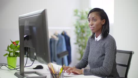 Frau-Arbeitet-Am-Computer-Im-Büro-Computer