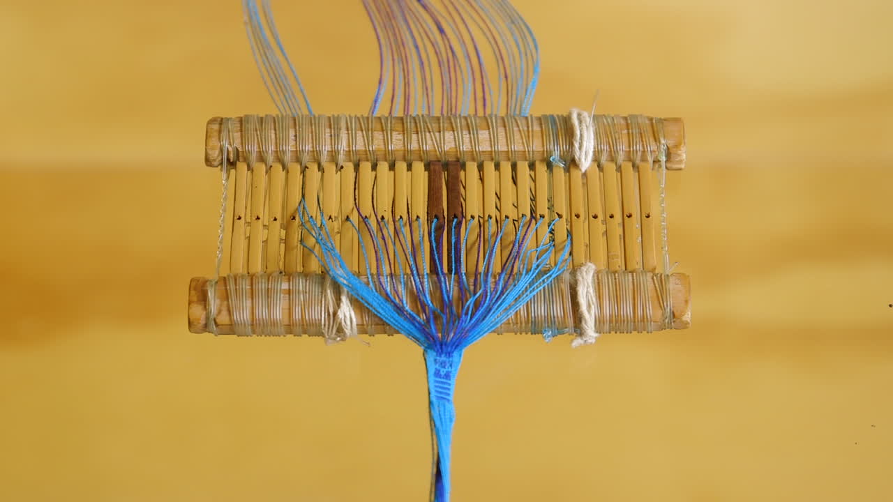 mujeres zapotecas tejiendo artesanía en oaxaca