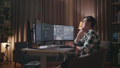 programador trabajando hasta tarde en la noche
