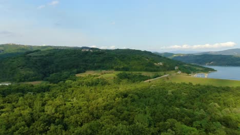 Depósito-De-Agua-Del-Lago-Butoniga-En-Croacia-Panorama-De-Gran-Altitud-Con-Disparo-De-Revelación-De-Drones-Aéreos-De-Gran-Angular