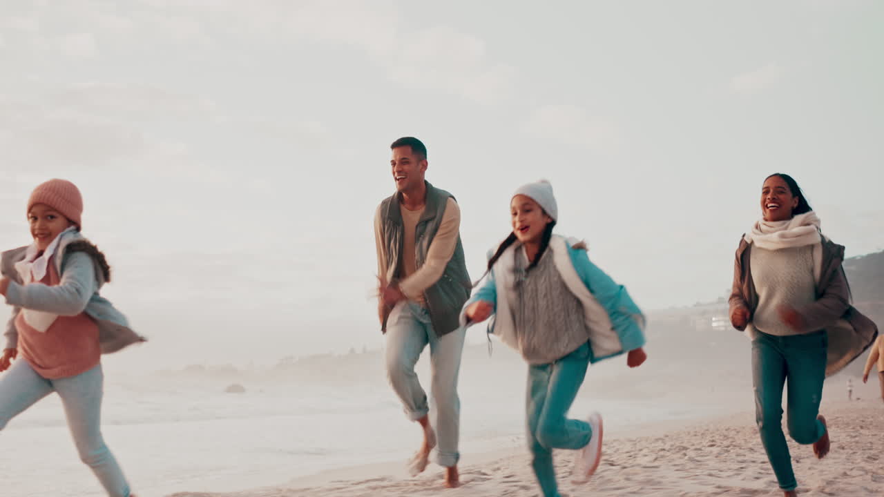 해변에서 가족의 즐거운 시간