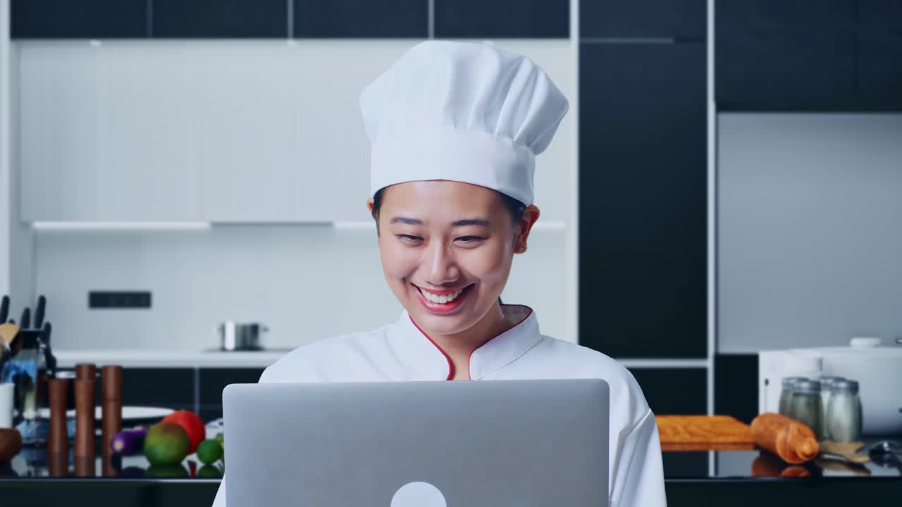 현대적 인 부에서 노트북에서 일하는 요리사