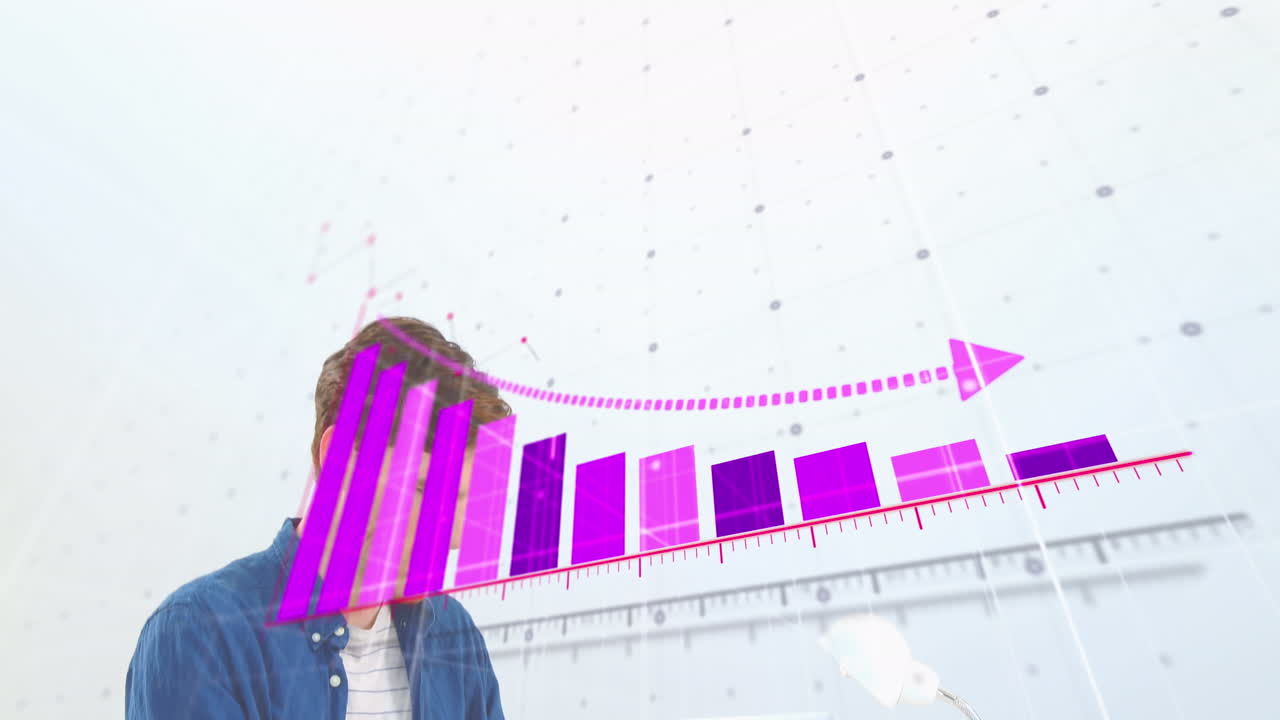 animación de flecha y gráficos sobre centrado hombre caucásico trabajando en la computadora portátil