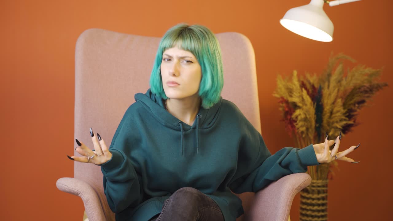 una mujer joven con un problema de audición.