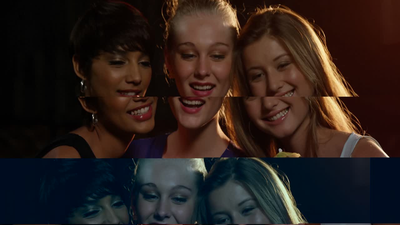 amigos sonrientes tomando un selfie desde el teléfono móvil mientras toman un cóctel