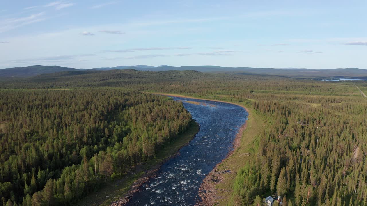 Dronekuva villistä joesta Pohjois-Ruotsissa, syvän metsän ympäröimänä.