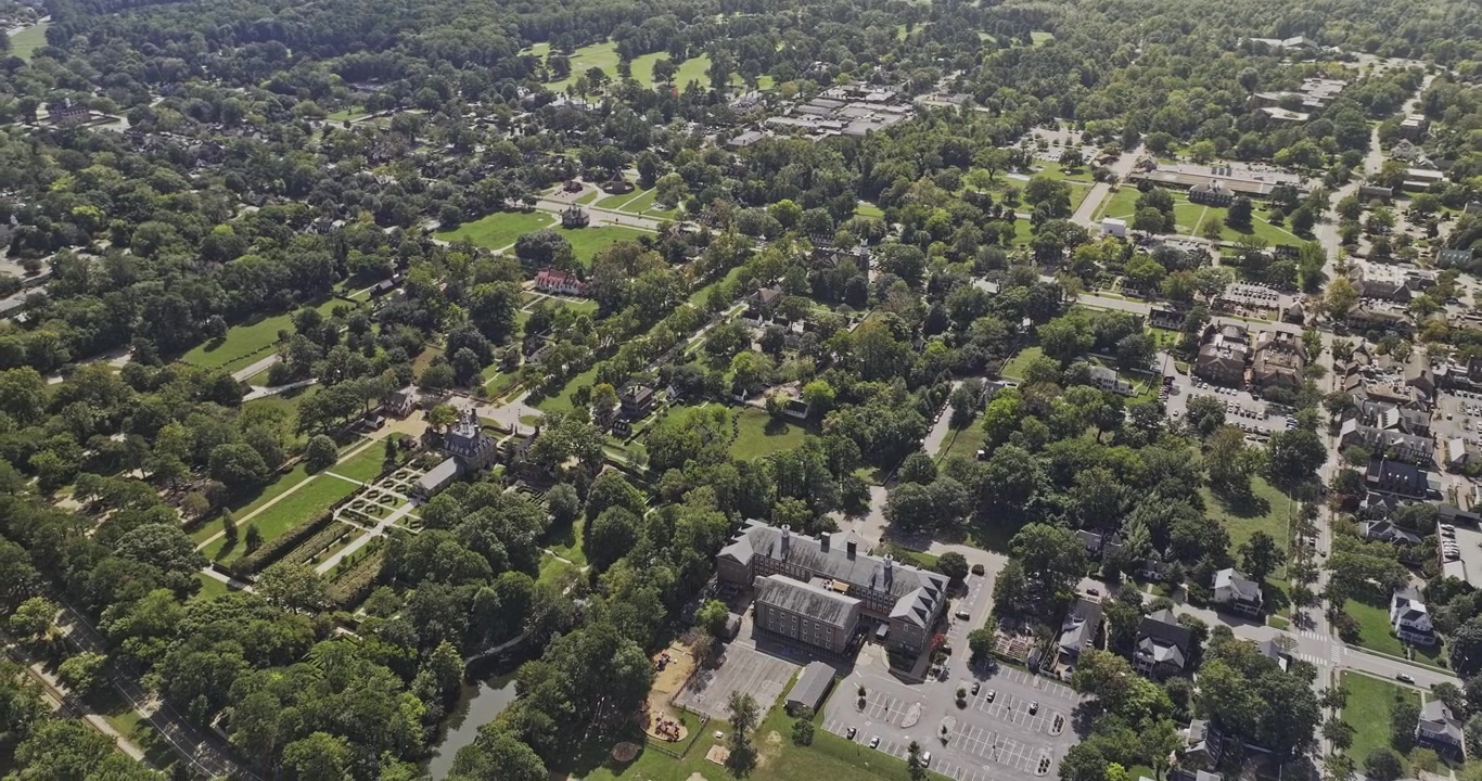 Williamsburg Virginia Sorvolo aereo v10 a volo d'uccello intorno al centro storico della città e ai quartieri alberati - Ripreso con Mavic 3 Pro Cine - 30 settembre 2023