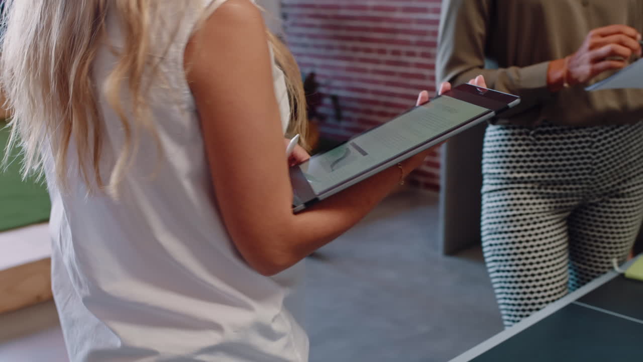 trabajo en equipo, datos y mujeres de negocios en una reunión