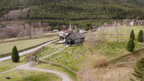 Volando-Hacia-La-Iglesia-Heidal-Con-Fondo-De-Bosque-De-Coníferas-En-Selsverket,-Noruega