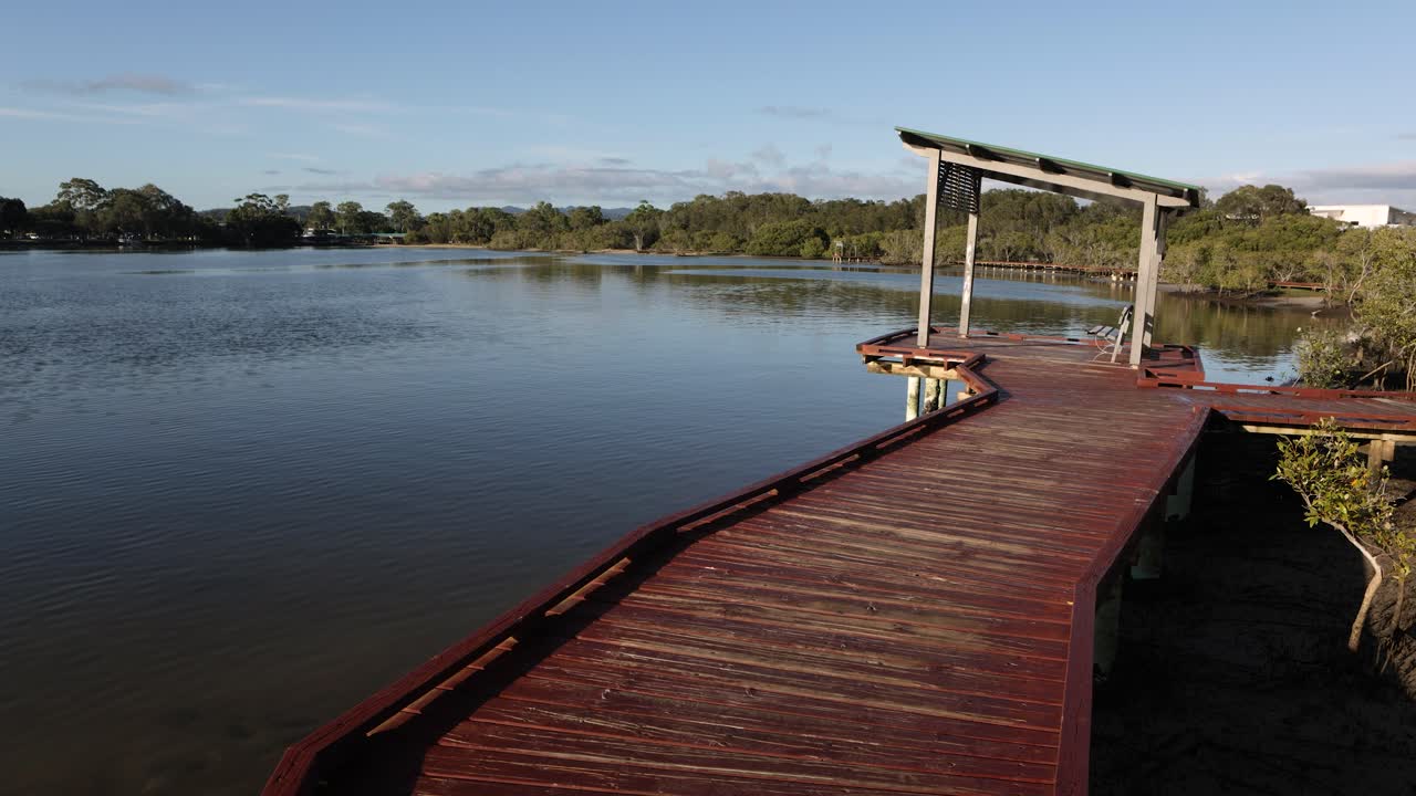 26 de febrero de 2023 - costa dorada, queensland, australia: vista a lo largo de la reserva beree badalla y el arroyo currumbin al amanecer