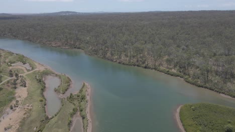 Vista-Aérea-Del-Río-Boyne-Con-Un-Denso-Bosque-En-Tannum-Sands-En-Qld,-Australia