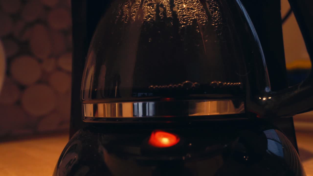 부엌에서 커피 메이커의 클로즈업 보기