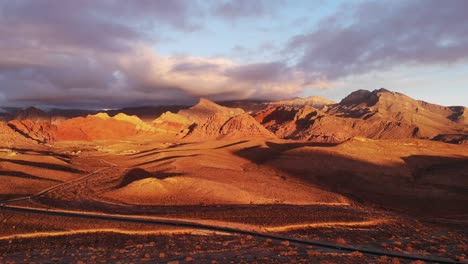 Autobahnpanorama-Unter-Winterhimmel-Im-Süden-Nevadas-In-Der-Nähe-Von-Las-Vegas-Und-Red-Rock-Canyon