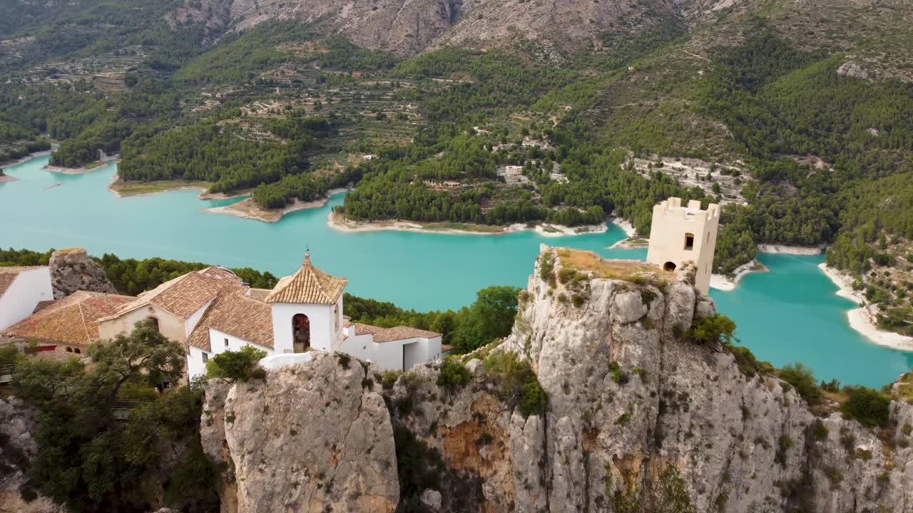 스페인 엘 카스텔 데 과달레스트(el castell de guadalest) 마을의 역사적인 건물 위로 드론 비행