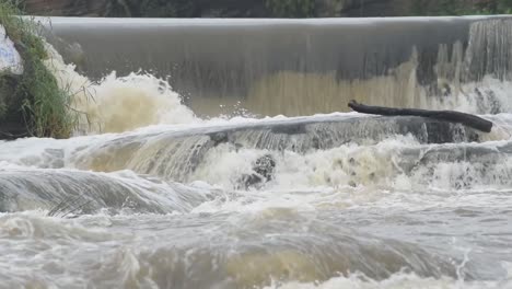 Agua-Que-Fluye-De-La-Caída-De-Agua-En-Bhatinda-Water-Falls-En-Dhanbbad,-Jharkhand-En-India