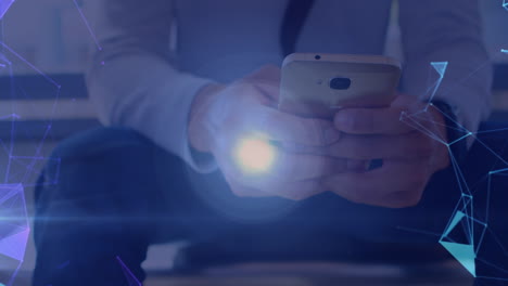 animación del procesamiento de datos sobre un empresario caucásico que usa un teléfono inteligente