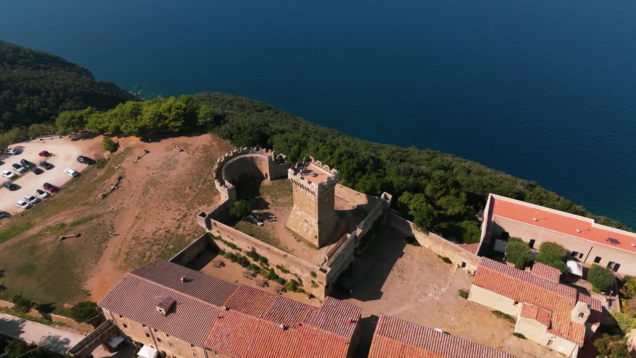 Castello di Populonia con torre e mura della fortezza