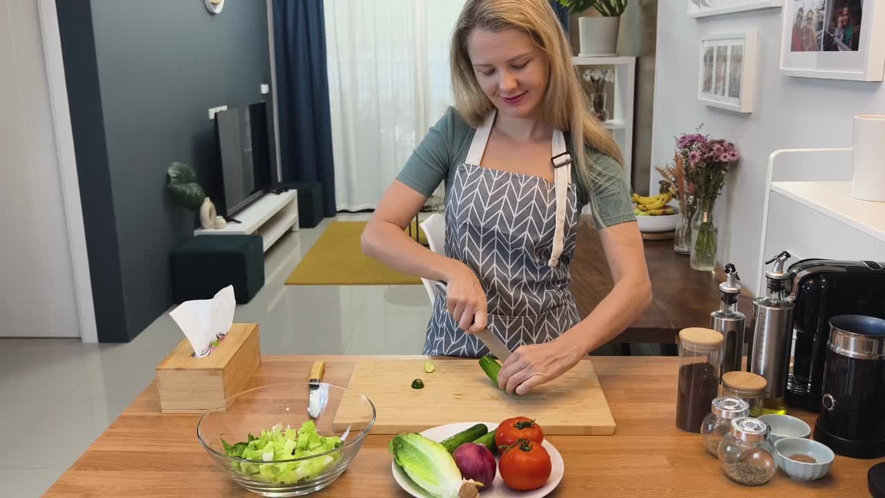 mujer preparando una ensalada saludable