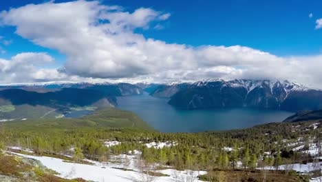 la hermosa naturaleza de noruega, el fiordo de sogne.