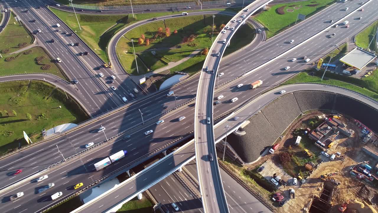 모스크바의 고속도로 교차로 교통 경로의 공중 뷰.