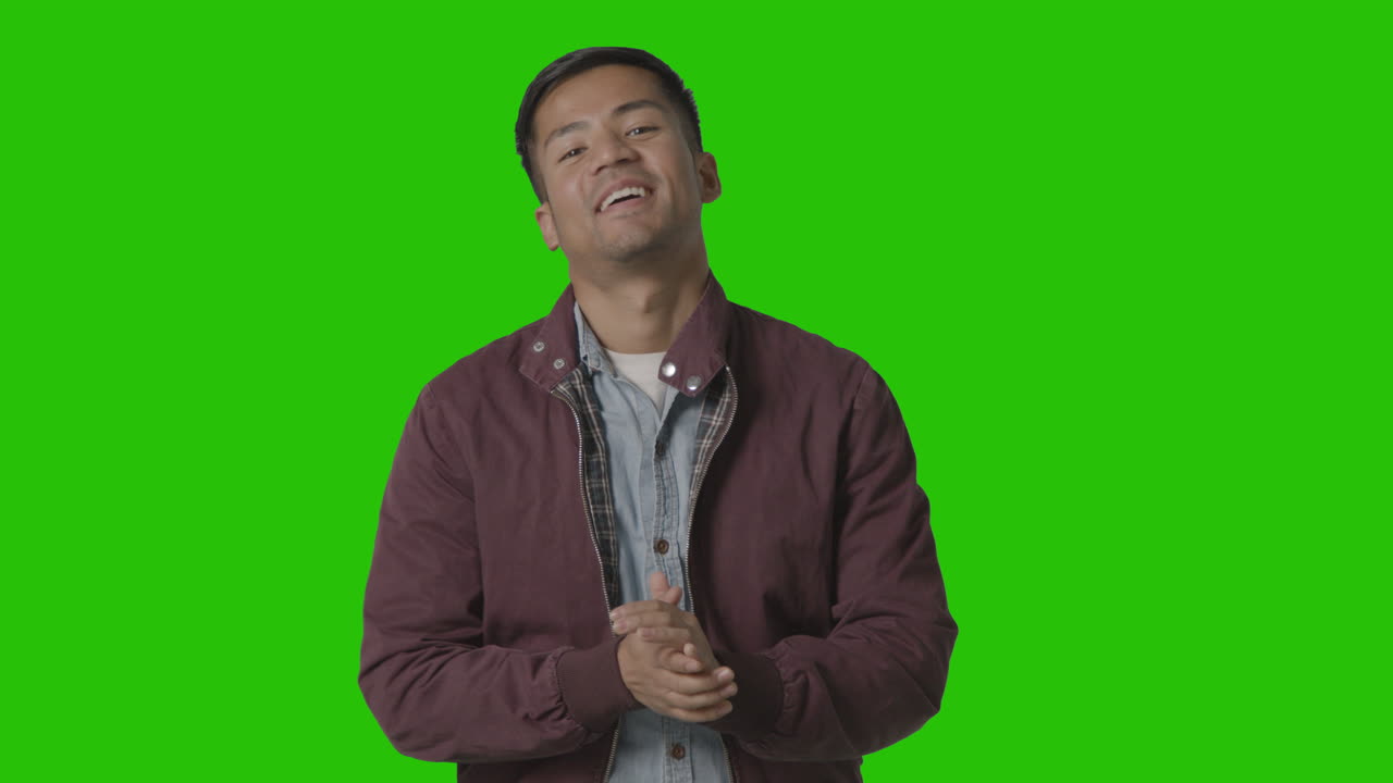 retrato de un joven sonriente vestido informalmente contra la pantalla verde 2