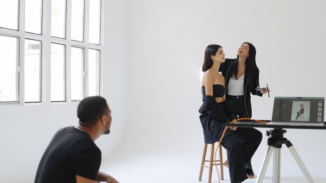 Servizio fotografico di moda in studio con truccatore e fotografo