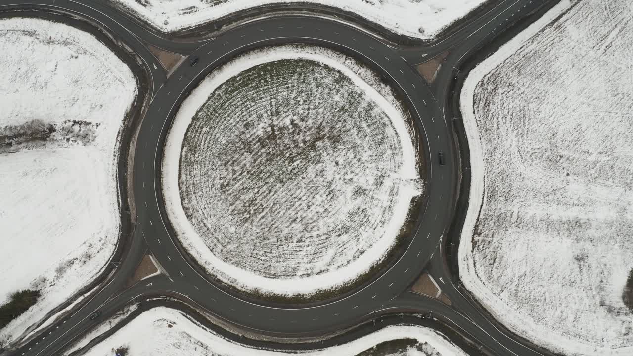 겨울 동안 원형 교차로에 대한 조감도