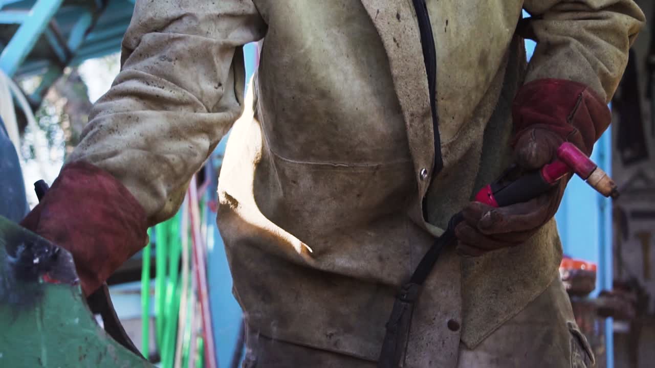 대장장이로 일하는 안경과 헬멧을 쓴 빨간 머리 남자 - 중간 샷 패닝